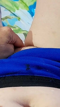 Je me masturbe à côté de mes copines lesbiennes qui baisent