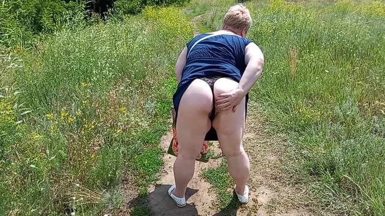 Zona901: Una donna grassa cammina per il parco mostra il suo...