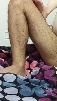 私たちは自分の性器を舐め、体液を楽しむ