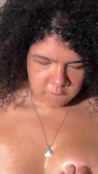 Trans dolofană s-a masturbat și și-a băut propriul lapte