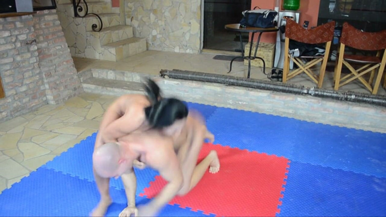 European Erotic Mixed Wrestling Club: Feminina, bonita e sexy Sandra adora lutar