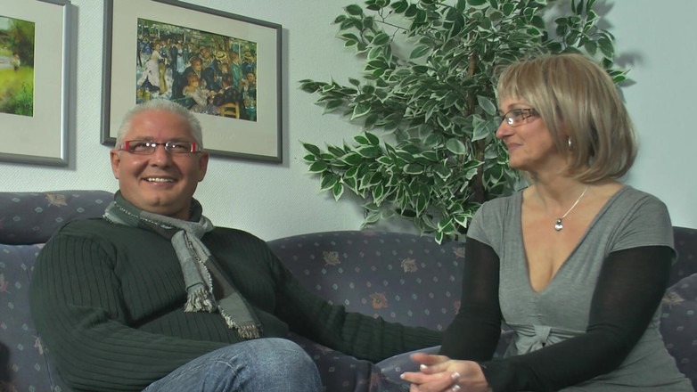 Deutsche Damen: Sexy German cougar rides two fat rods