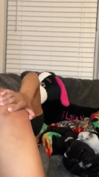 Trou du cul, tu veux ma chatte étroite de 18 ans, mais s’il te plaît, laisse-moi te sucer la bite