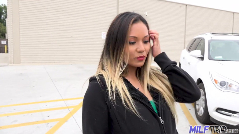 MILF Trip: La MILF asiatique Lana Violet reste excitée toute la journée