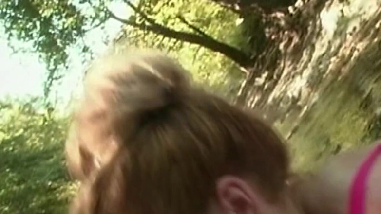 NAUGHTYPOLSKA: Gagica blondă linge curul și suge pula în aer liber