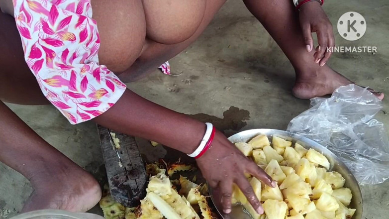 Nenika: Desi la bhabhi è molto calda mentre taglia la frutta