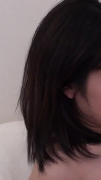 Si jalang Amatur Jepun berusia 18 tahun dengan banyak rambut pada pepeknya membentangkan kakinya untuk diregangkan pepeknya