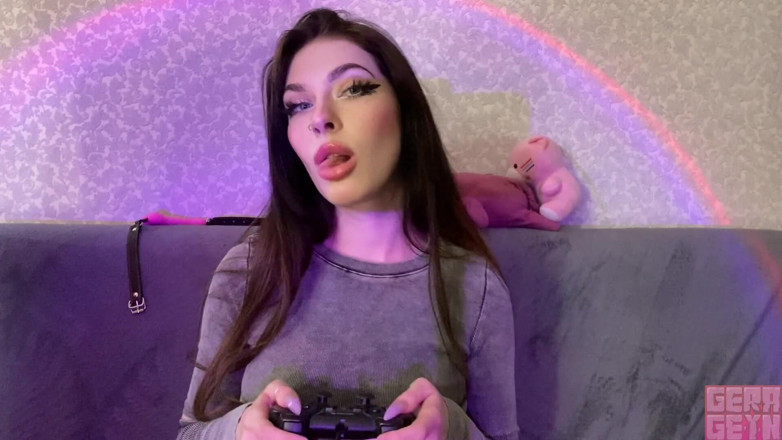 Gera Geyn Studio: Cette e-girl sexy adore sucer une grosse bite et les...