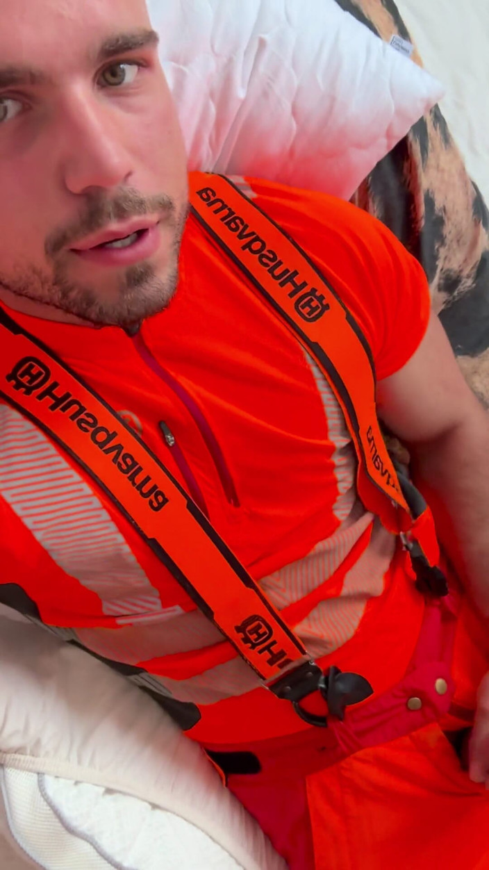 Tyler Blake: Tyler Blake Masturbándose En Ropa De Trabajo Hivis Lumberjack - Flexes...