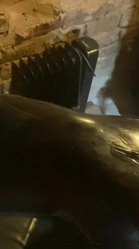 Jucărie cu pulă în costum de latex