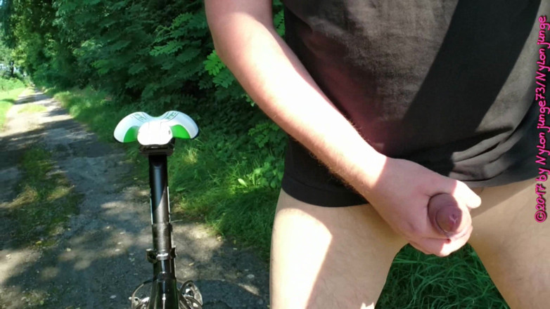 Carmen_Nylonjunge: Horny while riding in pantyhose
