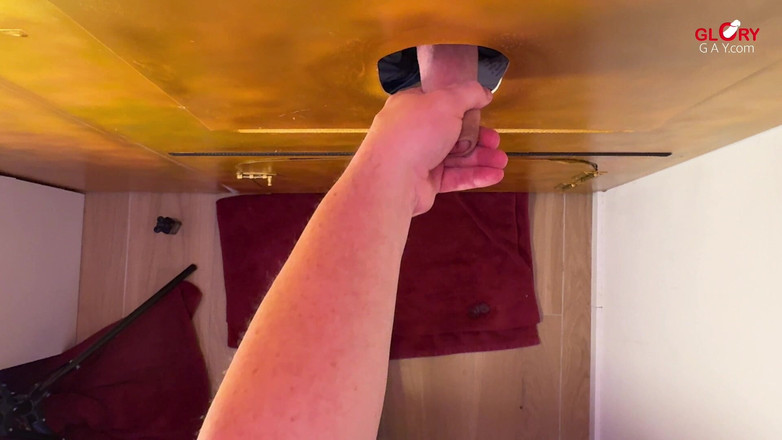 GLORYHOLEGAYS: Il massiccio patrigno di spessore viene al gloryhole - gagging &amp; Gulping...