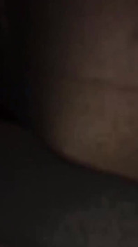 Une MILF tatouée infidèle taille une pipe baveuse au plombier