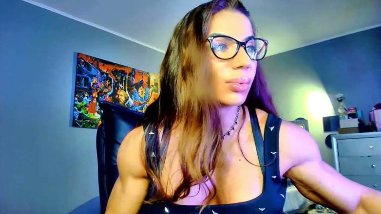 Alesyamuscledoll: More Biceps and Pec Bounce
