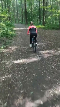 Rower kończy się gorącym lodzikiem w lesie