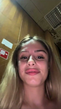 De 18-jarige Italiaanse webcamster blondine heeft seks met haar universiteitsprofessor in de bibliotheek voor een geslaagd cijfer
