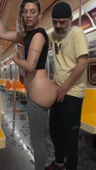 Öğrenci kız New York metro treninde boşalıyor.
