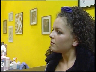 Slutty Teenies: Báječná brunetka s kudrnatými vlasy chce nové tetování