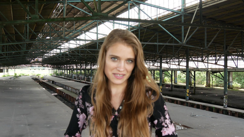 Young Sophie: Bu terk edilmiş tren istasyonuna işemek zorundayım