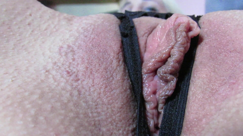 Cuteblonde666: Close-up vingeren, lippen spelen in slipje