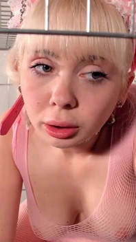 Fată minionă Cherry În cușcă