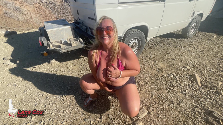 Lena Cox: La moglie arrapata si masturba nel parcheggio sulla spiaggia - gioco...