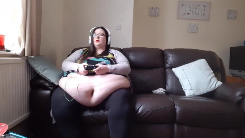 SSBBWLadyBrads: BBW SSBBW plays video games with belly