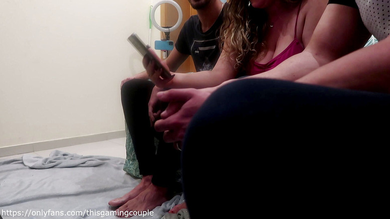 GamingCouple: Zdradzająca żona rucha przyjaciela męża, gdy on wychodzi !!
