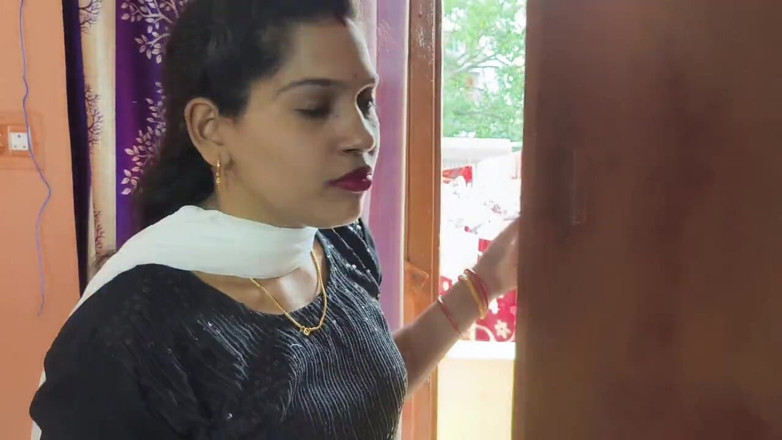 Sona bhabhi: Pepek adik tiri dikongkek keras oleh abang tirinya, apabila dia...