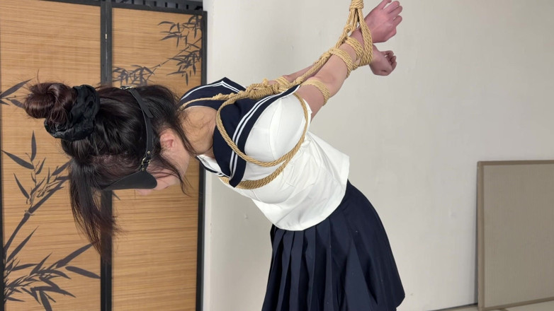 Yanmoushengyi: Gerader Arm kombiniert mit japanischer Rückwärtsbindung und Faltbeine für halb...