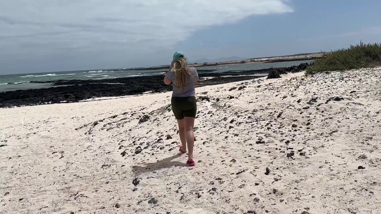 Emma Voyeur: Menina Fazendo Xixi Em Calças De Ioga Em Uma Praia...