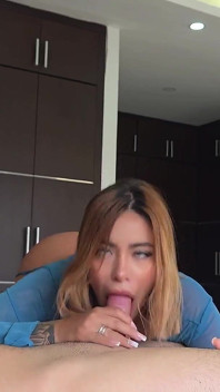 Anissamiller的荡妇在与她戴绿帽男友通电话时与继兄发生关系。