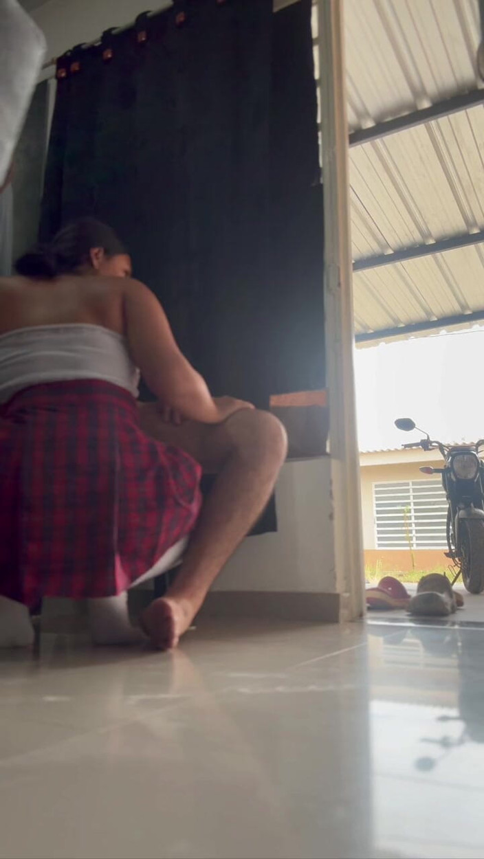 EMY_AND_JONH: स्कूली छात्रा पास होने के लिए अपने शिक्षक की सवारी करती है