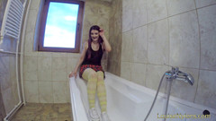 Louise Nylons: Zrzka s punčochami a nahýbá do vany