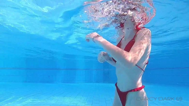 Darcy Dark: Sesso in piscina e Hotel a Magic Bali