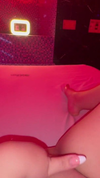 Giù, Dai Un Po' Di Aiuto Alla Mia Coinquilina Dopo Averla Trovata a Giocare Con La Sua Figa Rosa