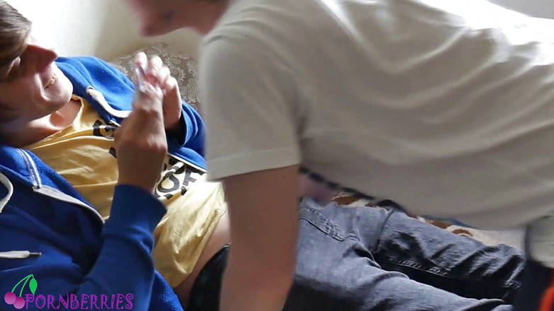 Ethan Alex: Une ado patine m'a fait un foottjob en chaussettes