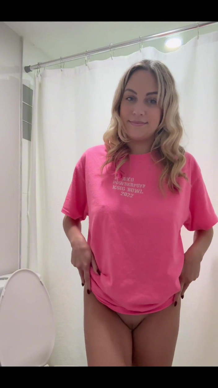 Tiffstreatsxoxo: Standing Over My Guest Bathroom