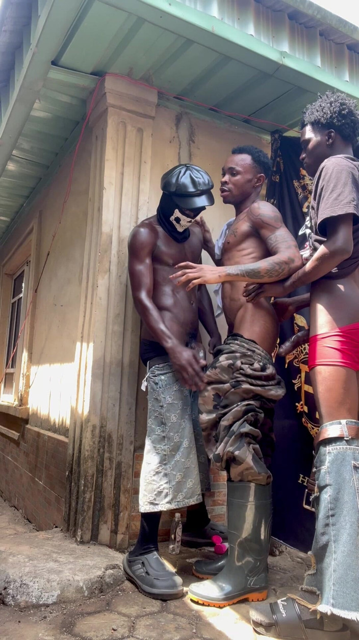 Dickofpolicy: Três Bandidos Em Locais Públicos Fazendo Sexo