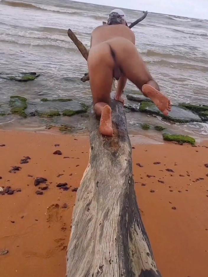 Ladysilvas: Nahá ladysilva na pláži předvádí svůj sexy zadek