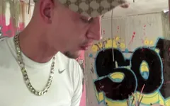 荡妇被 2 个上身的 scally 男孩在 exhib 户外场所使用