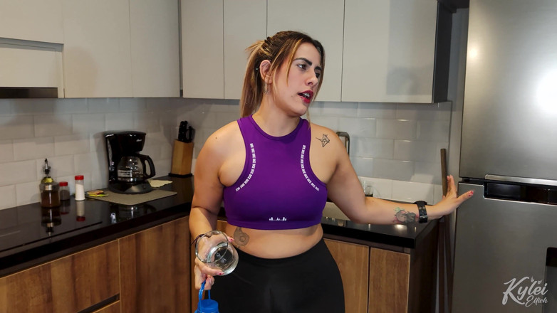 Kylei Ellish: Peitudas latinas desfrutam de um trio lésbico selvagem e hardcore...