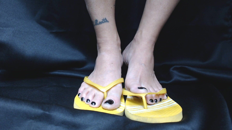 Abby Anna: Yellow flipflops closeup shoeplay