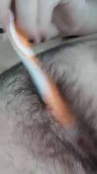 BBW dziewczyna masturbuje się szczoteczką do zębów