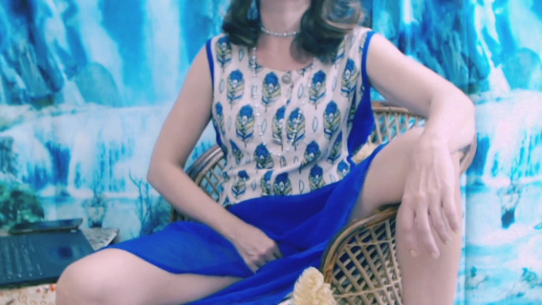 Bolly Karma: Evli kadın kamerada yaramazlık yapıyor