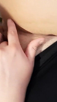 Sexy lesbická vzájemná masturbace v mini sukních