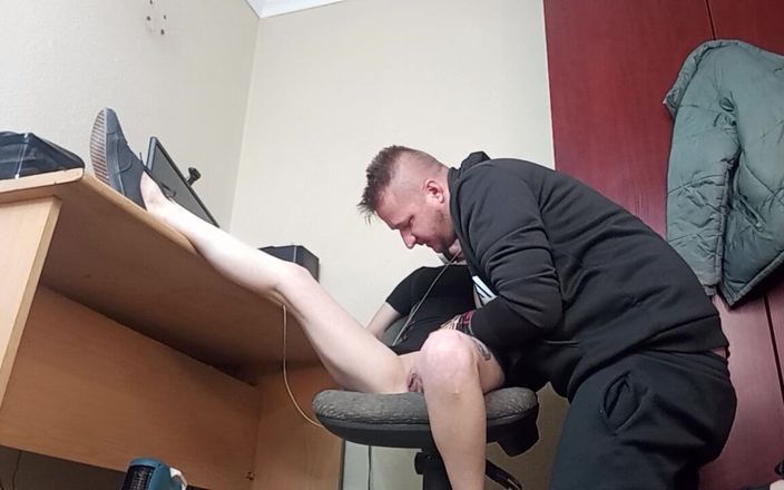 Bigjoefuckalott: 无聊和被忽视，她不介意我在玩游戏时操她
