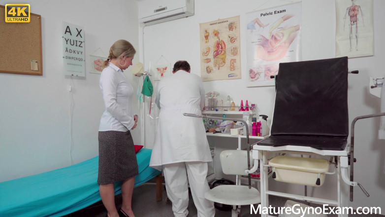 Mature Gyno Exam: Mogen dam gjord för att komma av freaky gynekolog