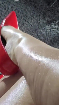 Miss A dan bermain dengan kaki saya dalam kasut tumit merah bahagian 2