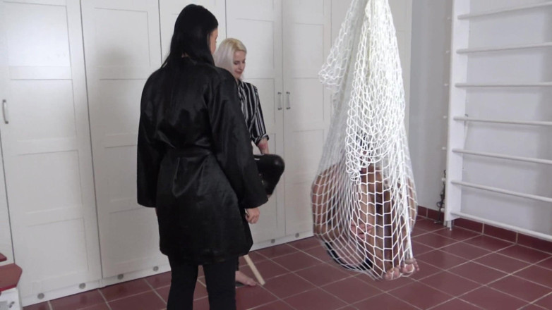 Femdom Austria: Chutando brinquedo para as senhoras sado!